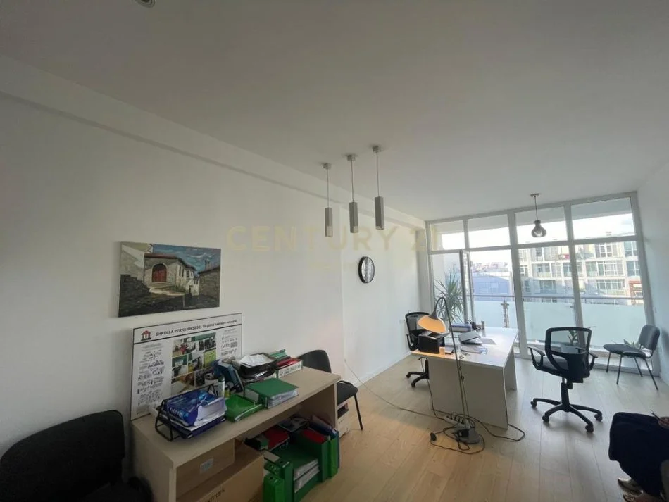 Tirane, jap me qera zyre , 75 m² 600 € (Komuna e Parisit)
