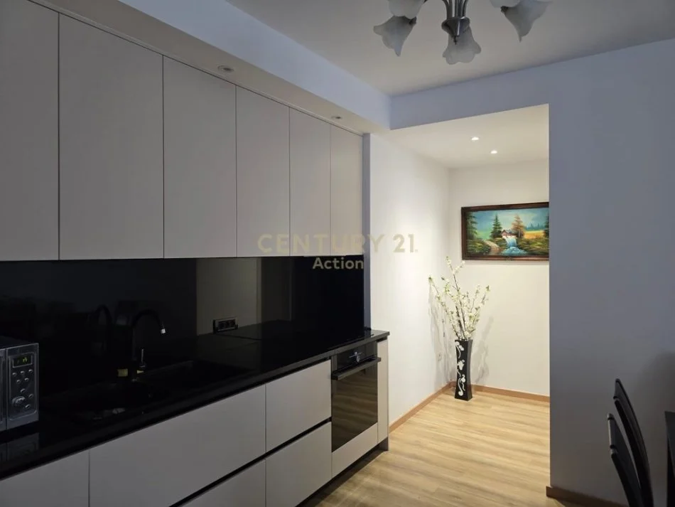 Tirane, jepet me qera apartament 2+1+Ballkon Kati 3, 93 m² 700 € (Action116109)