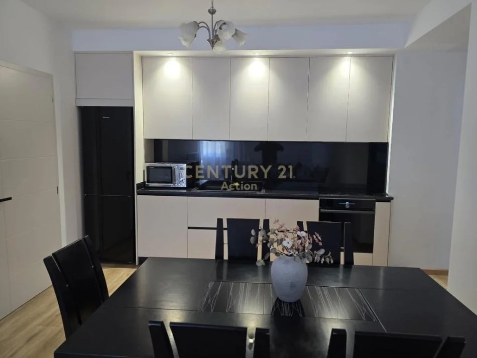 Tirane, jepet me qera apartament 2+1+Ballkon Kati 3, 93 m² 700 € (Action116109)