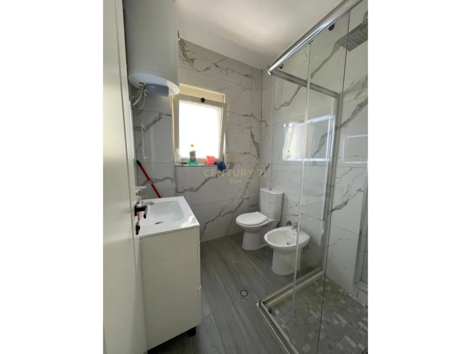 Durres, jepet me qera apartament 2+1+Ballkon Kati 2, 70 m² 135.000 € (Bulevardi i Pishave)