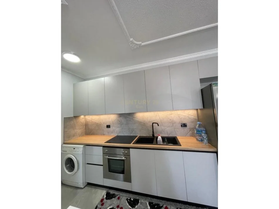 Durres, jepet me qera apartament 2+1+Ballkon Kati 2, 70 m² 135.000 € (Bulevardi i Pishave)