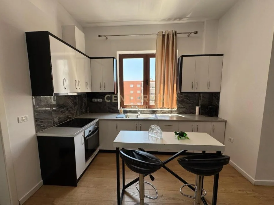 Tirane, jepet me qera apartament 1+1+Ballkon Kati 7, 75 m² 650 € (Rruga e Kavajes)