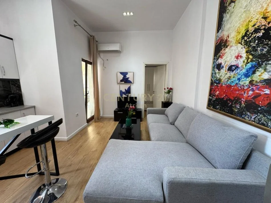 Tirane, jepet me qera apartament 1+1+Ballkon Kati 7, 75 m² 650 € (Rruga e Kavajes)