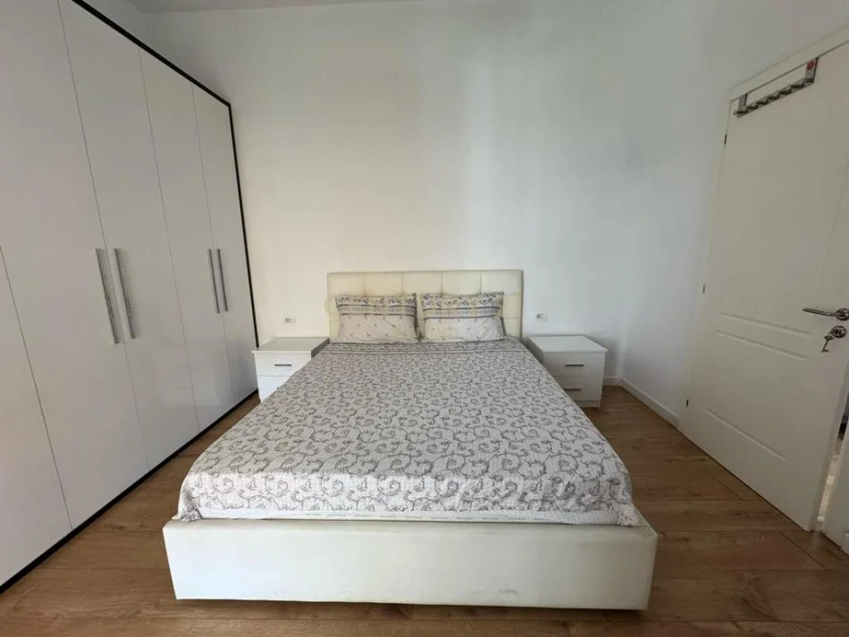 Tirane, jepet me qera apartament 1+1+Ballkon Kati 7, 75 m² 650 € (Rruga e Kavajes)