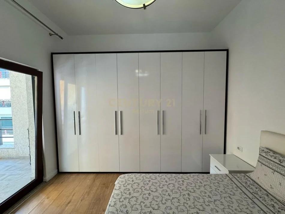 Tirane, jepet me qera apartament 1+1+Ballkon Kati 7, 75 m² 650 € (Rruga e Kavajes)