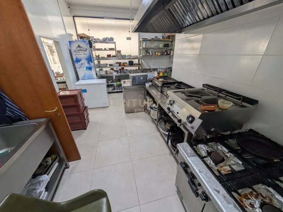 Tirane, jepet me qera bar-resorant Kati 0, 150 m² 2.500 € 