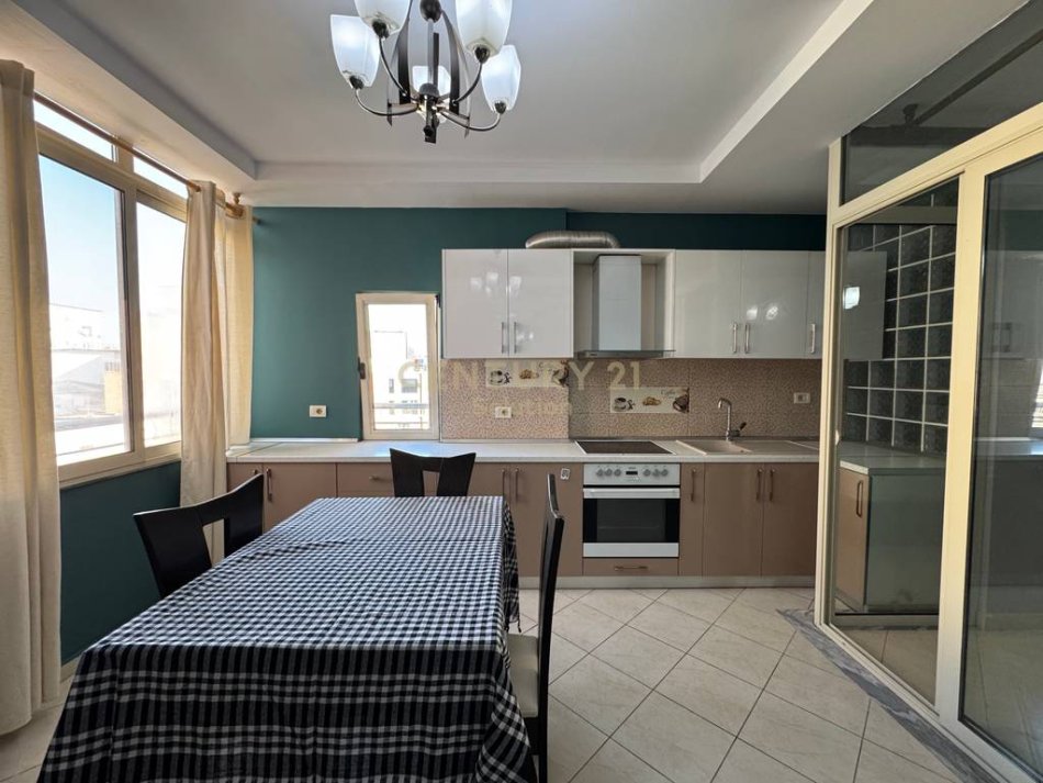 Tirane, jepet me qera apartament 1+1+Ballkon Kati 7, 76 m² 520 € (ish Tregu Elektrik)
