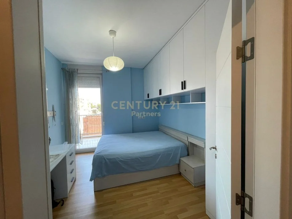 Tirane, jepet me qera apartament 2+1 Kati 5, 85 m² 800 € (Prane Bar Oslos)