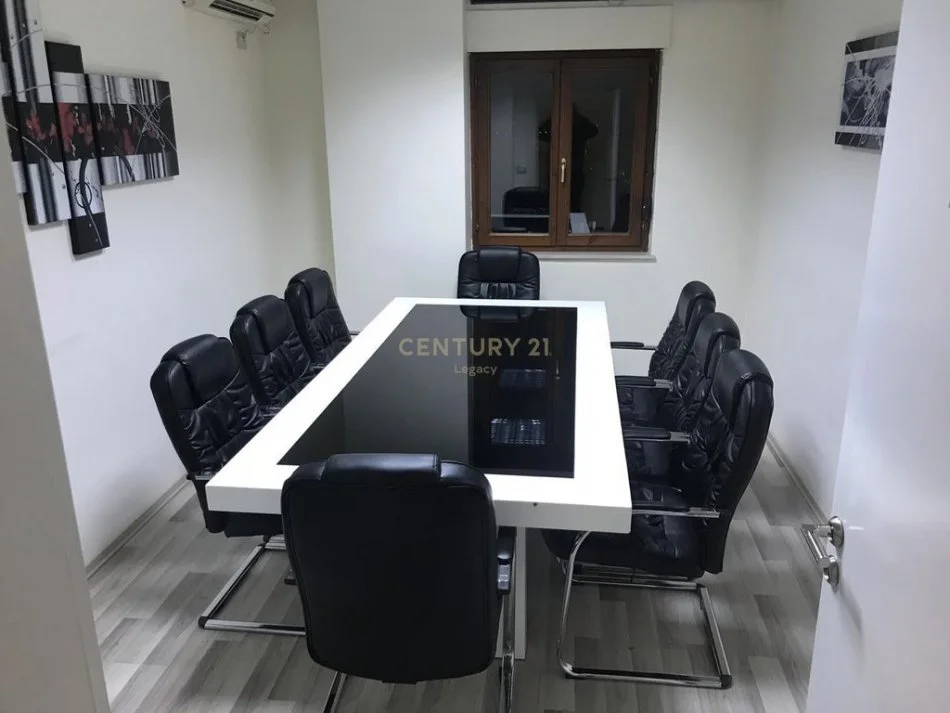 Tirane, jepet me qera zyre Kati 13, 97 m² 900 € (9-katshet)