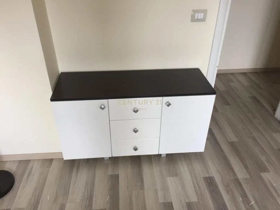 Tirane, jepet me qera zyre Kati 13, 97 m² 900 € (9-katshet)