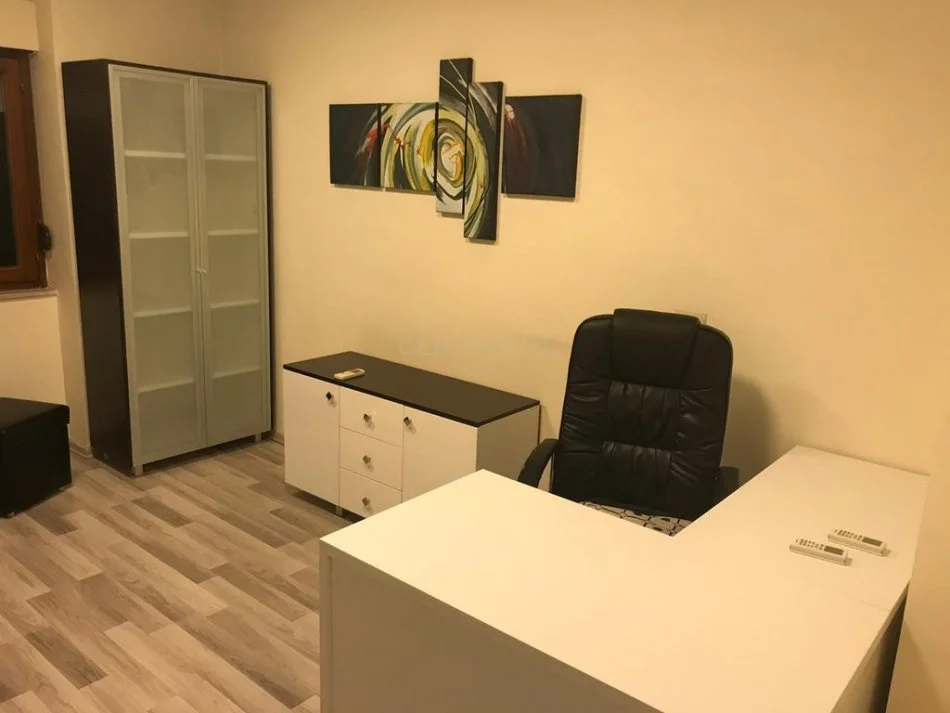 Tirane, jepet me qera zyre Kati 13, 97 m² 900 € (9-katshet)