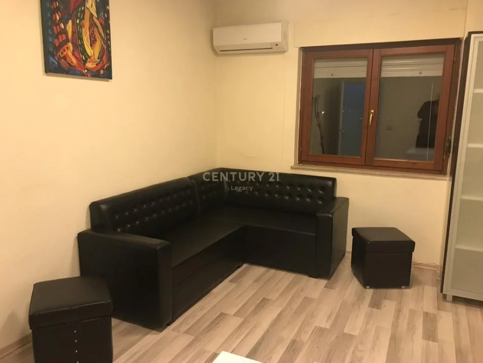 Tirane, jepet me qera zyre Kati 13, 97 m² 900 € (9-katshet)