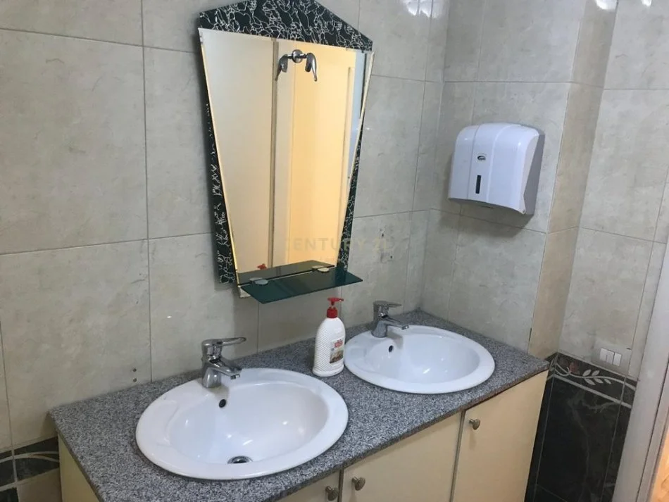 Tirane, jepet me qera zyre Kati 13, 97 m² 900 € (9-katshet)