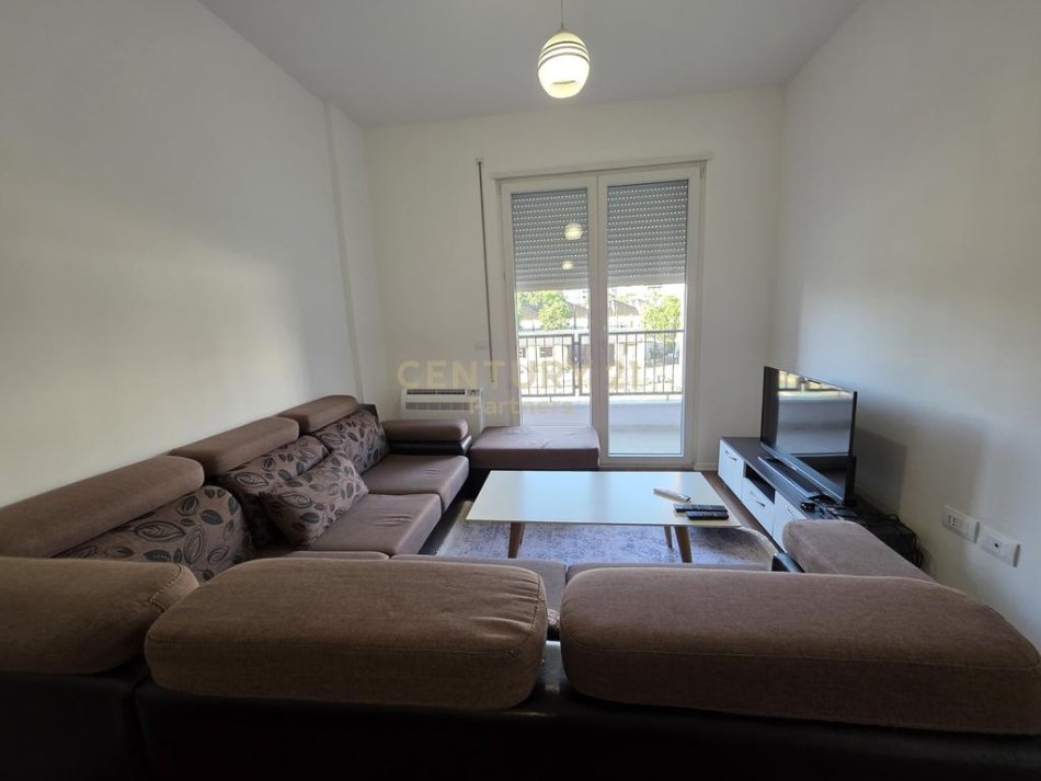 Tirane, jepet me qera apartament 1+1+Ballkon Kati 2, 60 m² 450 € 