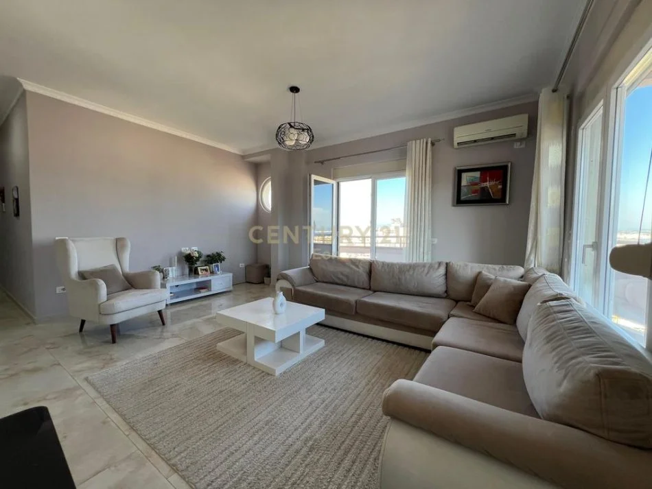 Durres, jepet me qera apartament 2+1 Kati 9, 112 m² 600 € (Gjykata Durres)