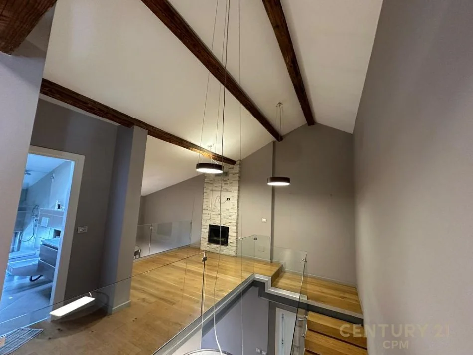 Tirane, jepet me qera zyre Kati 3, 200 m² 1.800 € 