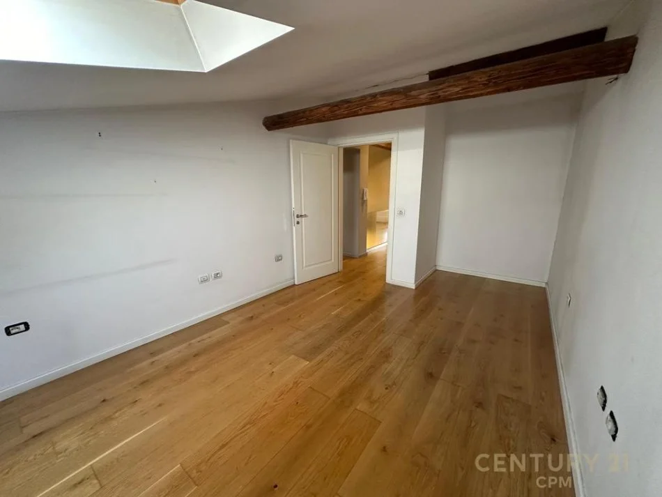 Tirane, jepet me qera zyre Kati 3, 200 m² 1.800 € 