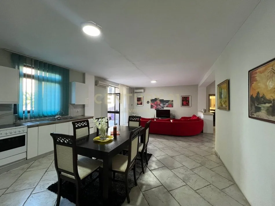 Tirane, jepet me qera apartament 2+1 Kati 1, 140 m² 600 € 