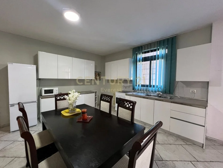 Tirane, jepet me qera apartament 2+1 Kati 1, 140 m² 600 € 