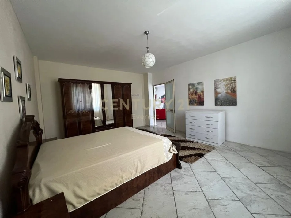 Tirane, jepet me qera apartament 2+1 Kati 1, 140 m² 600 € 