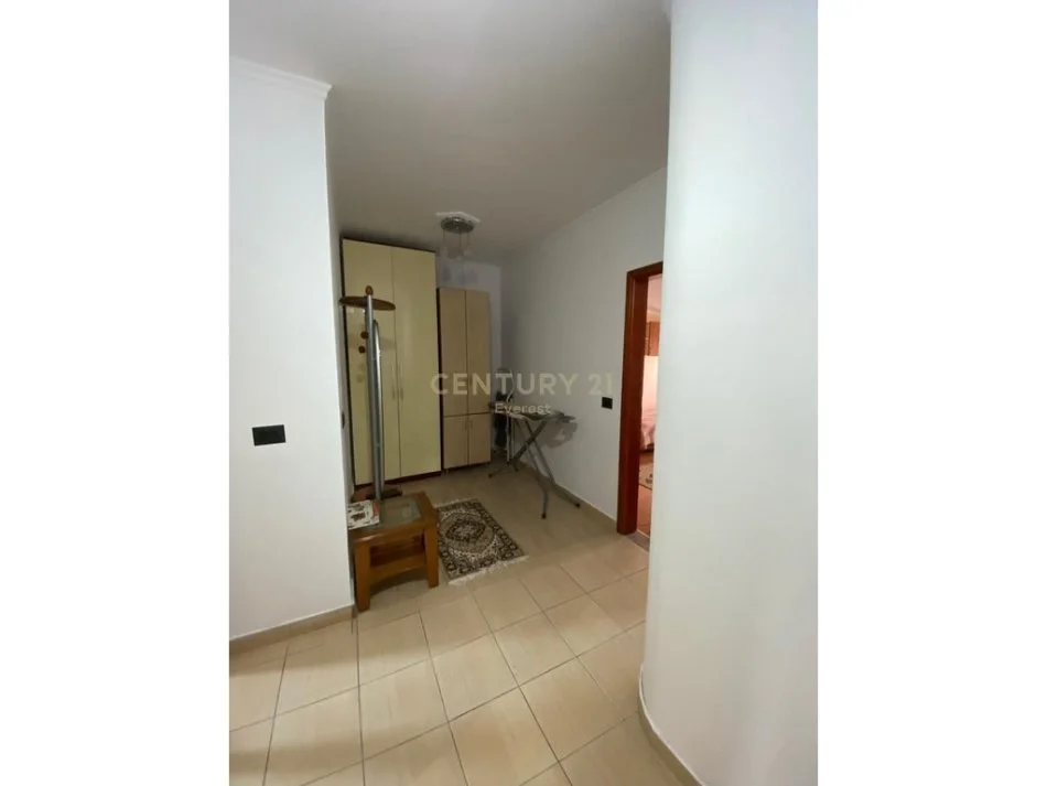 Tirane, jepet me qera apartament 2+1 Kati 4, 80 m² 800 € 