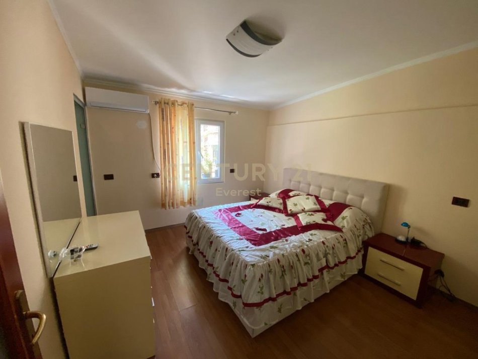 Tirane, jepet me qera apartament 2+1 Kati 4, 80 m² 800 €