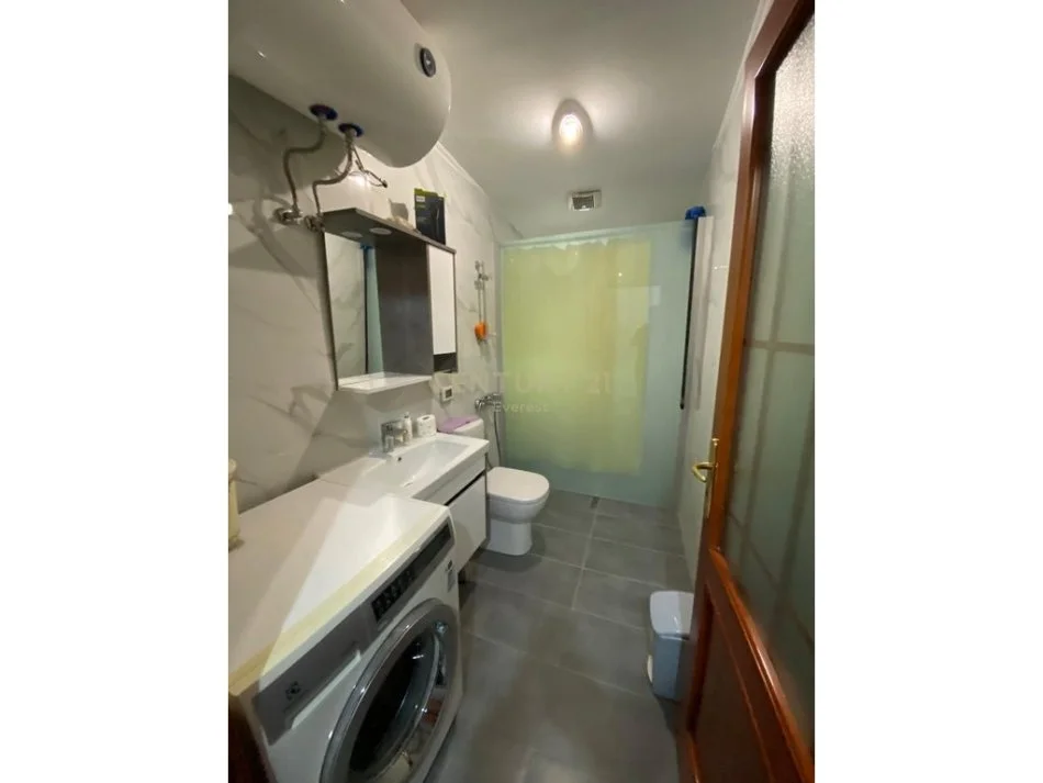 Tirane, jepet me qera apartament 2+1 Kati 4, 80 m² 800 € 