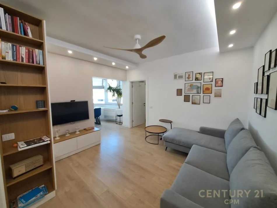 Tirane, jepet me qera apartament 2+1 Kati 10, 80 m² 650 € 