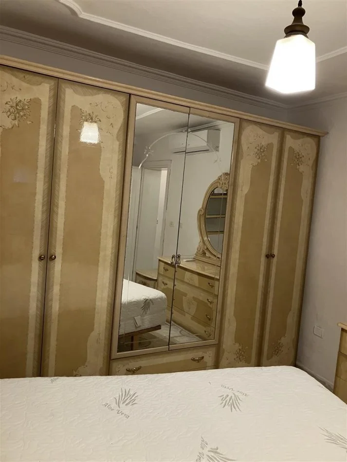 Tirane, jepet me qera shtepi 1+1 Kati 1, 70 m² 400 € (rruga Barrikadave)