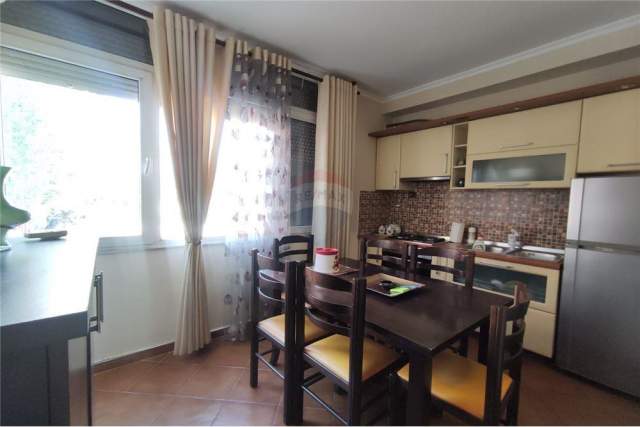 Tirane, jepet me qera apartament 1+1 Kati 1, 55 m² 300 Euro (Stadiumi Dinamo)