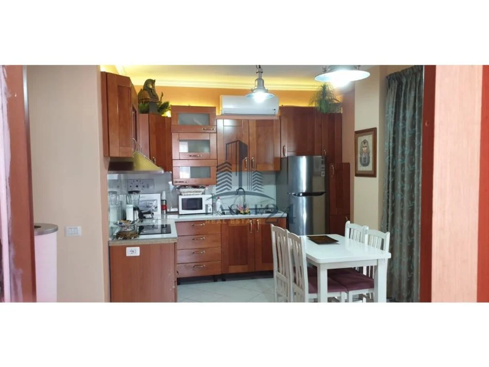 Tirane, jepet me qera apartament 2+1 , 75 m² 450 € (MISTO MAME)