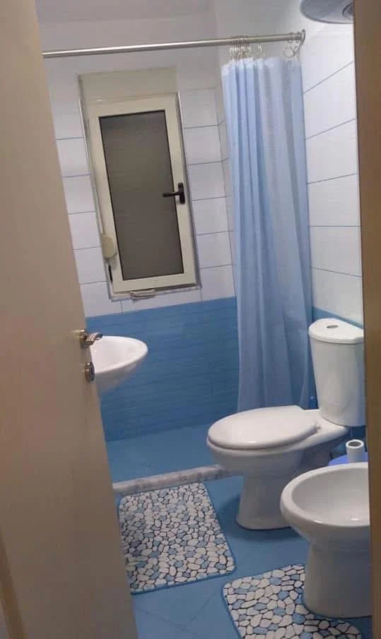 Apartament 1+1 me qera tek restoran durresi (400 euro)