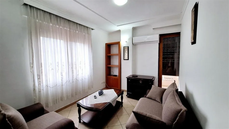 Apartament 1+1 me qera ne Qender te Tiranes, rr Barrikadave (500 Euro i diskutueshem)