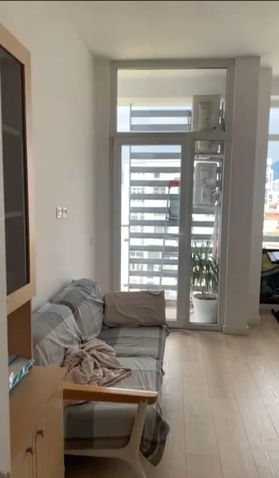 Zyre me qera tek Kika 2/ Komuna e Parisit (500 euro)