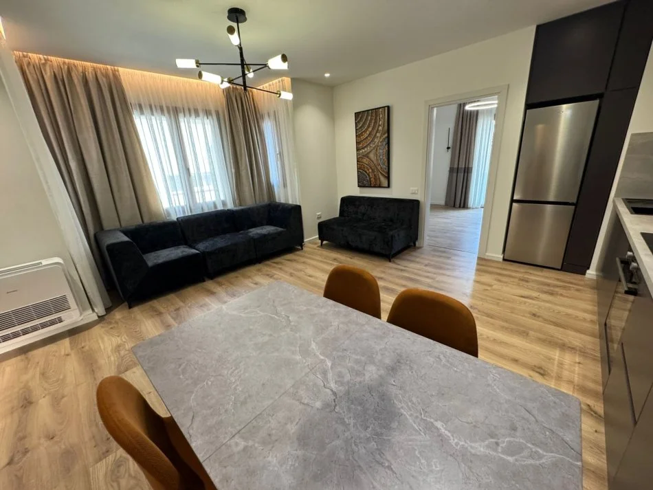 Super Apartament 2+1 me qera tek Komuna e Parisit/ Kristal center (600 euro)