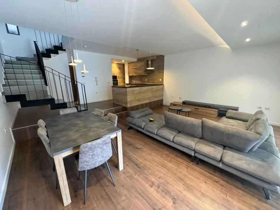 Apartament 1+1 me qera tek kodra e diellit 1 (350 euro)