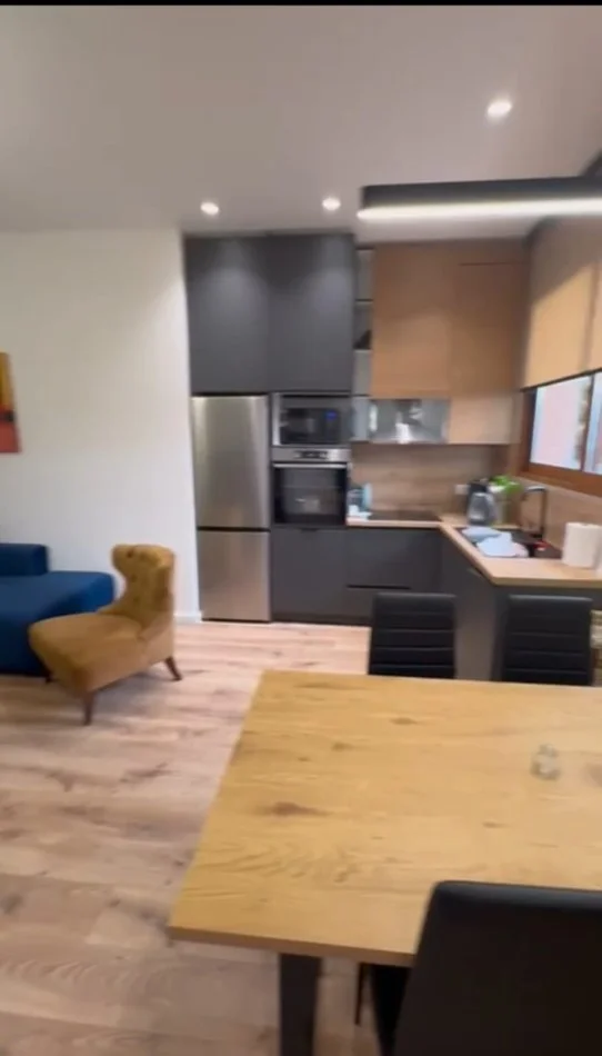 Super apartament 2+1+parkim me qera tek Komuna e Parisit (700 Euro)