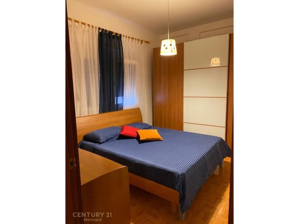 Tirane, jepet me qera apartament duplex 3+1 Kati 1, 120 m² 1.000 € (21 Dhjetori)