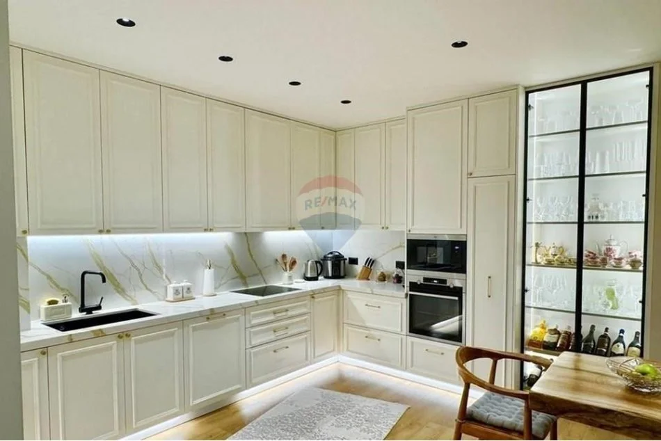 Tirane, jepet me qera apartament 2+1+Aneks+Ballkon Kati 4, 1.500 € (rruga e bogdaneve)