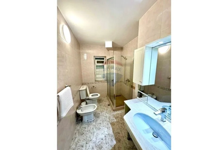 Tirane, jepet me qera apartament 2+1+Aneks+Ballkon , 87 m² 650 € (rruga Fortuzi)