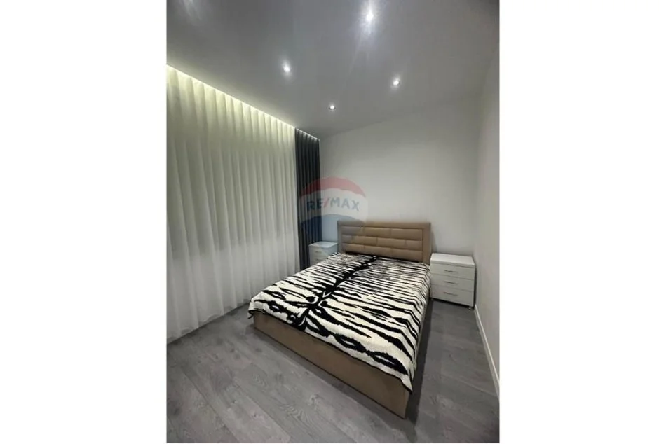 Tirane, jepet me qera apartament 1+1 , 59 m² 700 € (Prane Ambasades Amerikane)