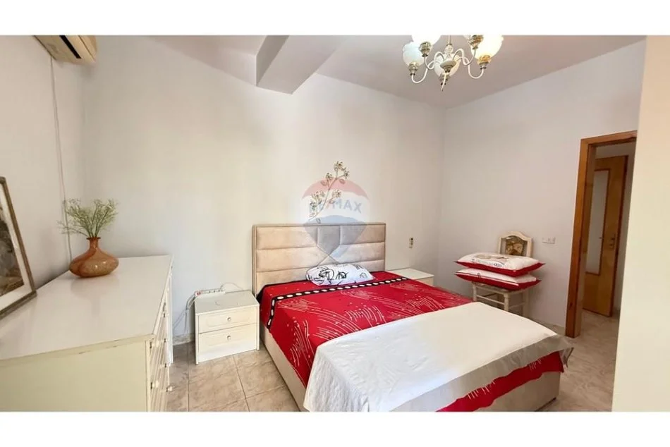 Tirane, jepet me qera apartament 3+1+Aneks Kati 3, 138 m² 700 € (Rruga Muhamet Gjollesha)