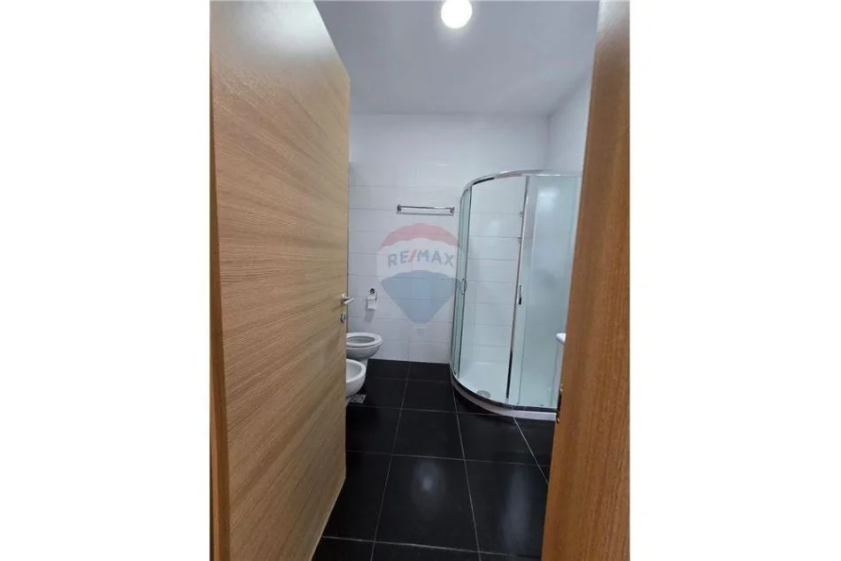 Tirane, jepet me qera apartament 2+1 , 130 m² 1.000 € (Kompleksi Delijorgji)