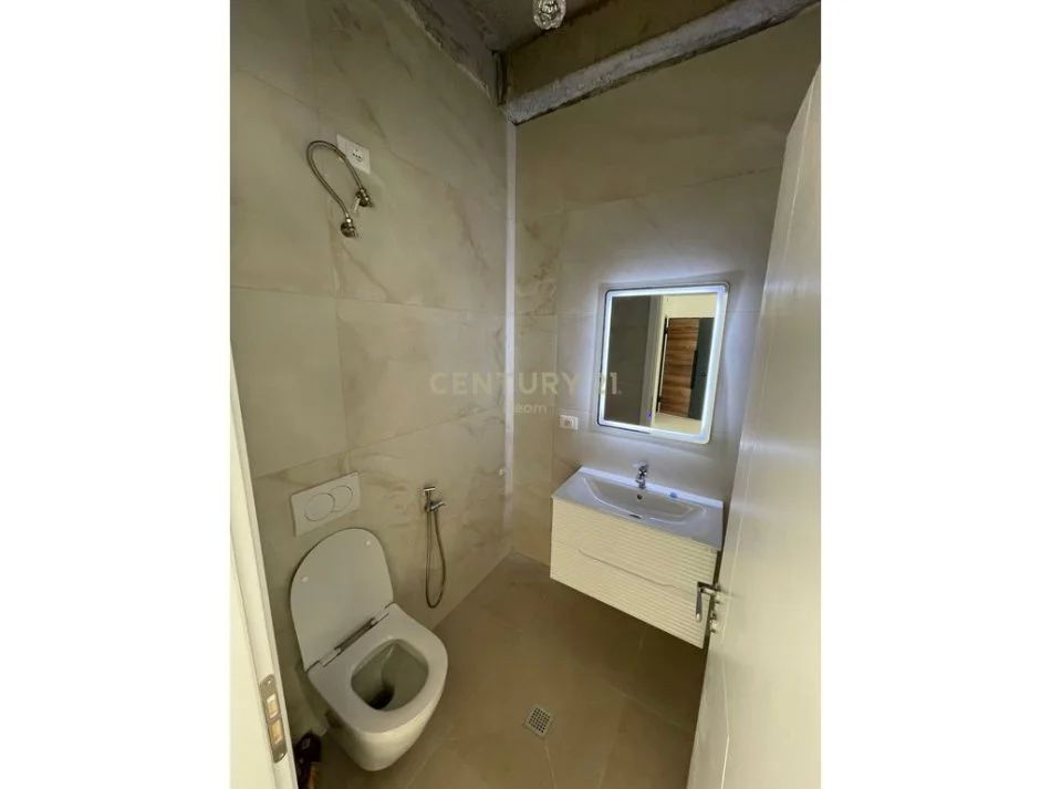 Tirane, jepet me qera ambjent biznesi Kati 1, 75 m² 1.000 € (Neom116341)