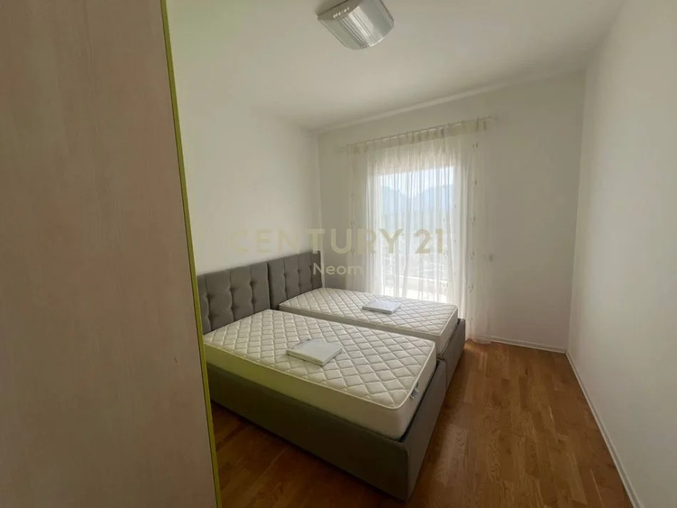 Tirane, jepet me qera apartament 2+1+Aneks+Ballkon Kati 4, 100 m² 800 € (Neom116360)