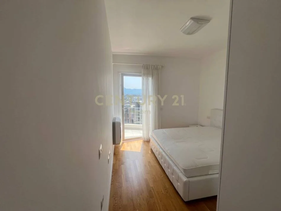 Tirane, jepet me qera apartament 2+1+Aneks+Ballkon Kati 4, 100 m² 800 € (Neom116360)