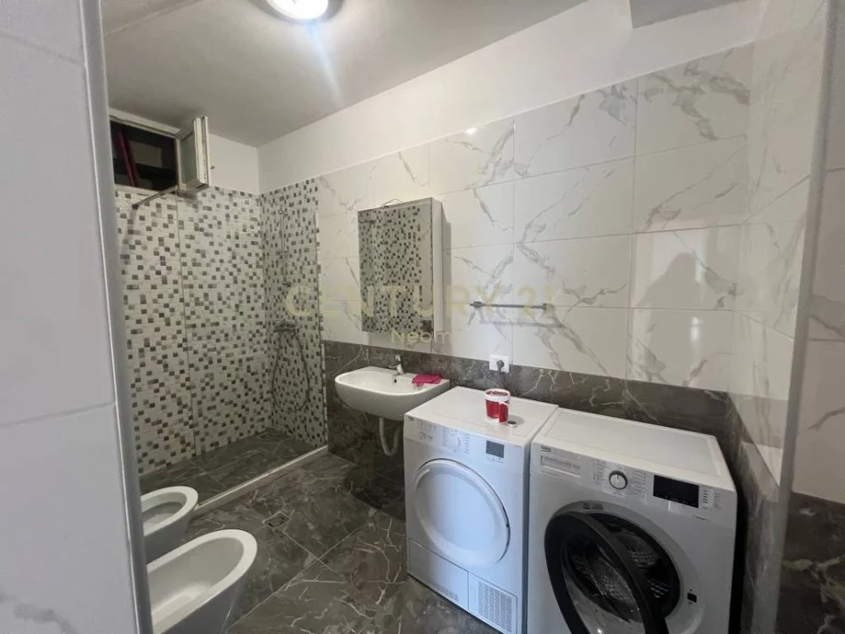 Tirane, jepet me qera apartament 2+1+Aneks+Ballkon Kati 4, 100 m² 800 € (Neom116360)