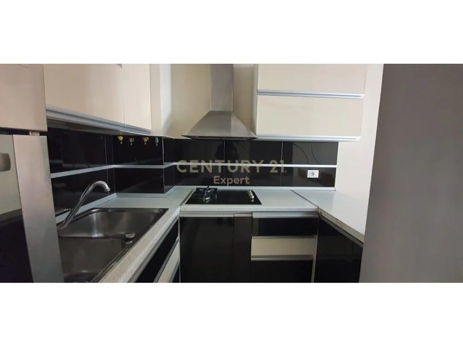 Tirane, jap me qera apartament 2+1+2 , 126 m² 750 € (Komuna e Parisit)