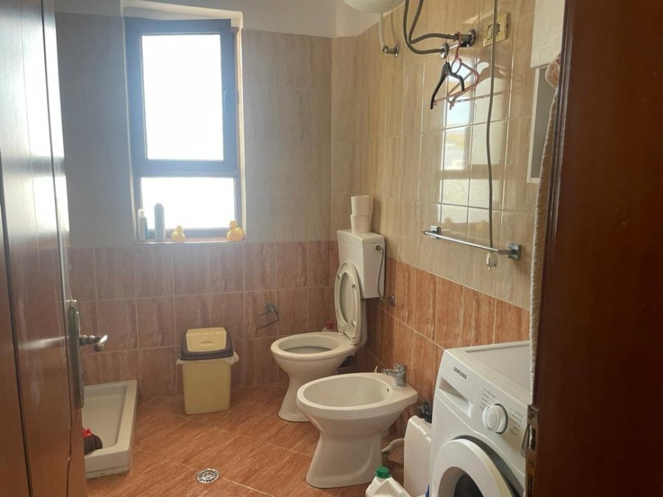Tirane, jepet me qera apartament 1+1+Ballkon , 61 m² 450 € 