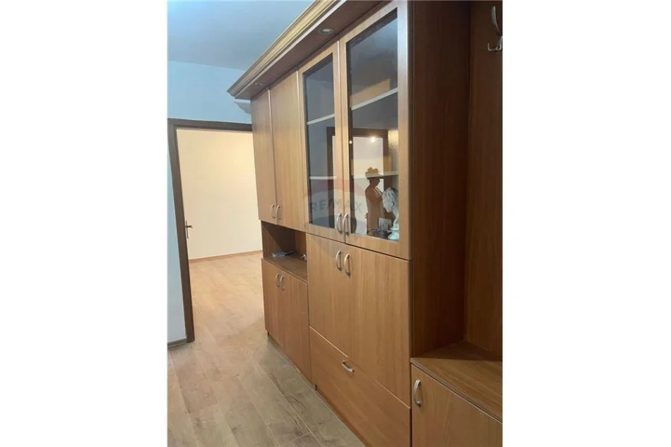 Tirane, jepet me qera zyre Kati 3, 60 m² 600 € (Rruga "Brigada 8")